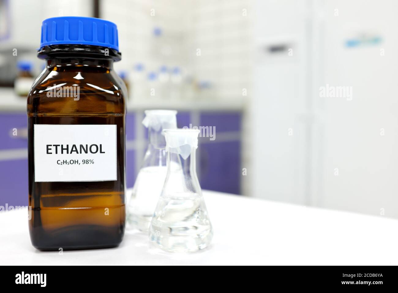 Concentration sélective d'éthanol ou d'alcool éthylique dans un flacon en verre brun à l'intérieur d'un laboratoire. Banque D'Images