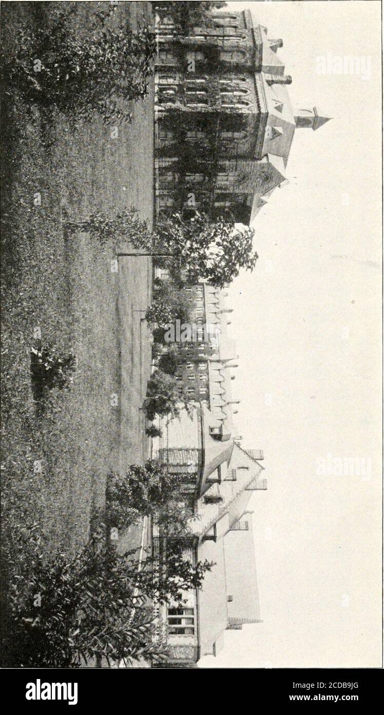 . Des records historiques de cent vingt ans, Auburn, N. Y.. Placepour le nouveau Morgan Hall, laissant le bâtiment originel intact. Cela a été jusqu'en 1892. On dit que le séminaire a été fondé par le GenevaSynod, mais il a toujours été dans le contrôle de l'église presby-térienne par les Presbytéries. L'institutionest dirigée par 28 directeurs. La première faculté était composée de trois professeurs dont le révérend Matthew la rue Perrine était le chef Perrine, cependant, a refusé d'accepter à ce moment-là, mais a pris le travail en 1823. Le révérend Henry Mills, agraduate de Princeton, était un autre membre, Banque D'Images