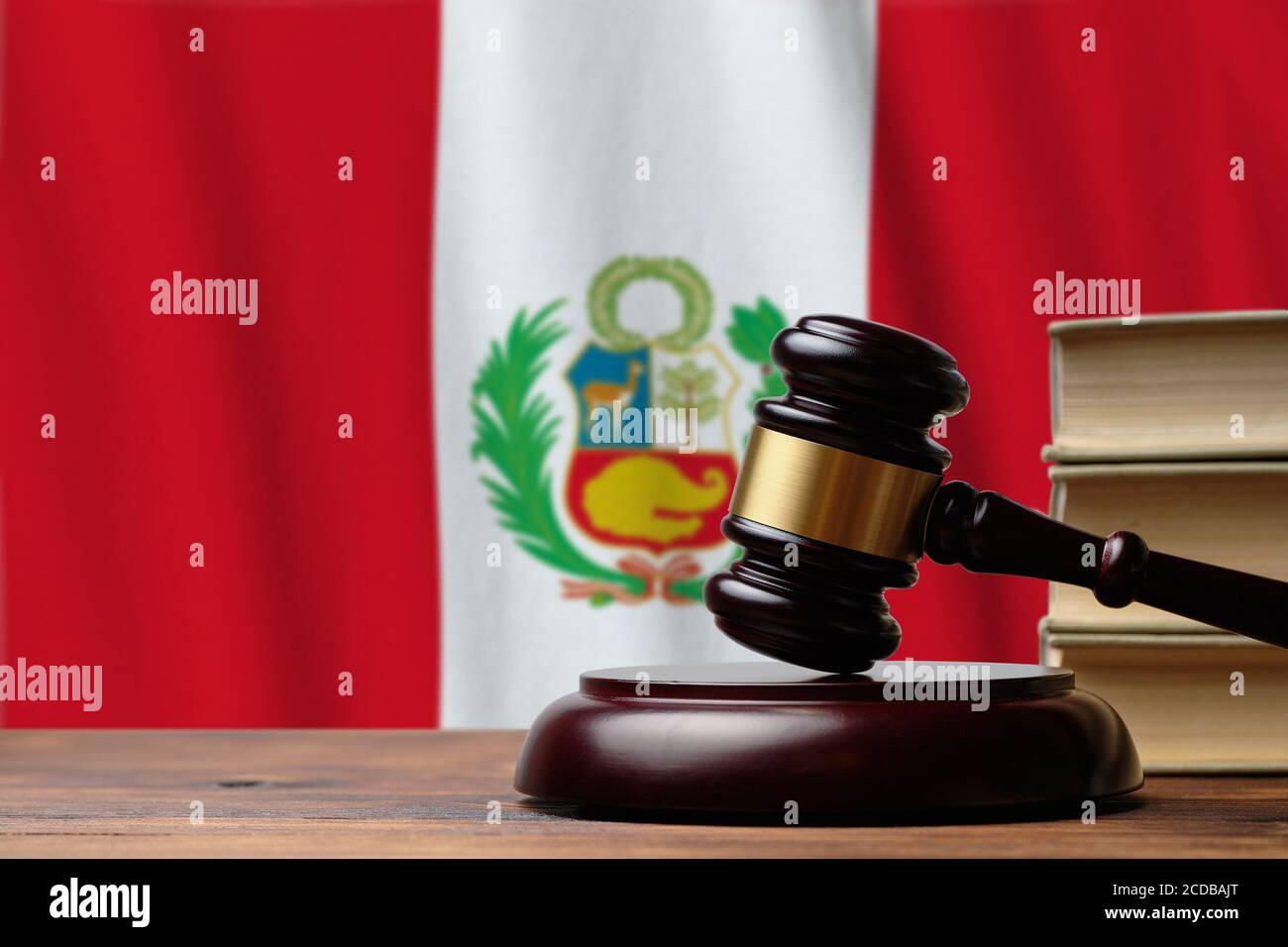 Justice et justice en République du Pérou. Jugez le marteau sur un fond de drapeau. Banque D'Images