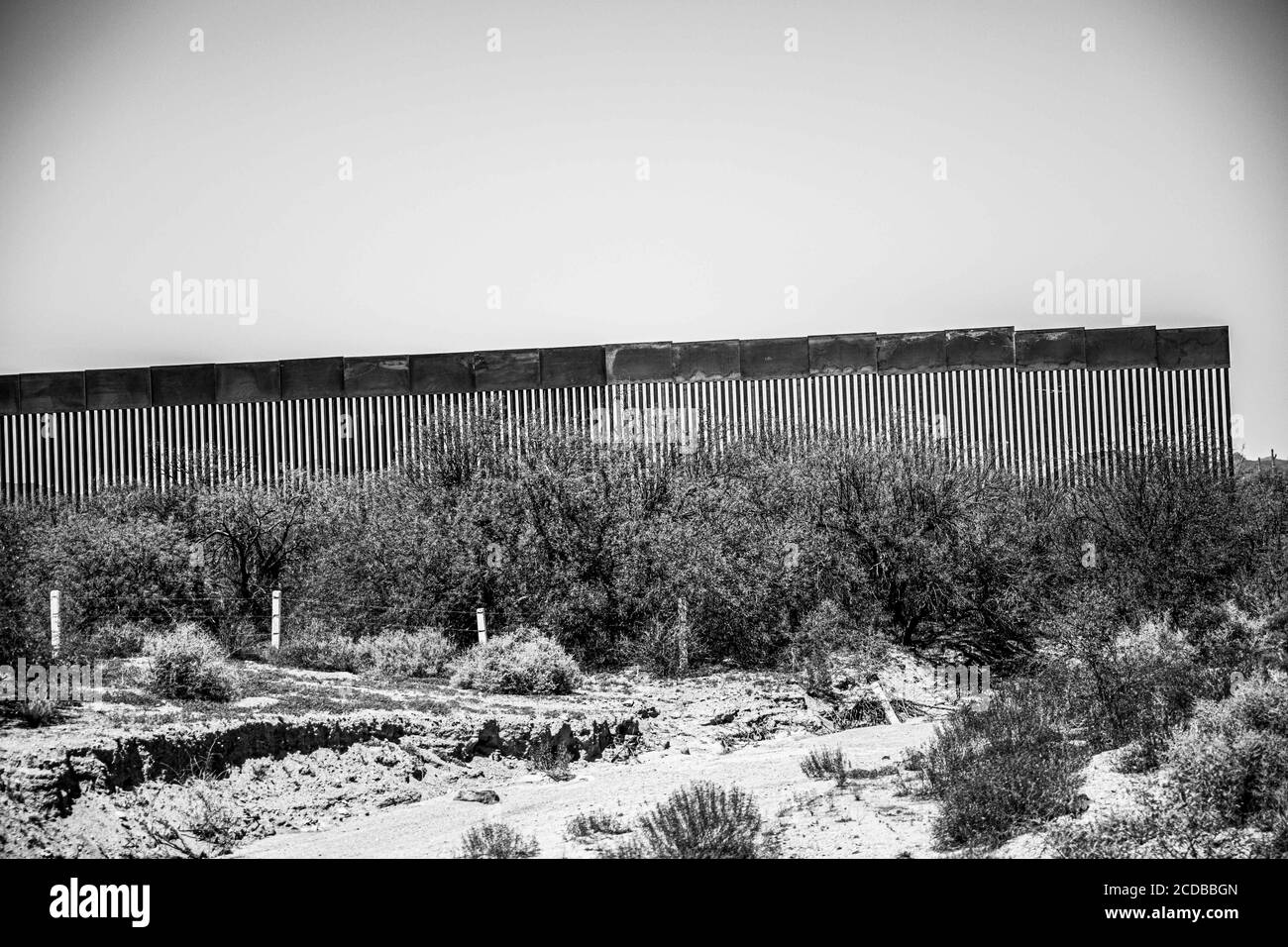 Mur de bordure en acier entre les bandes de Sonora et d'Arizona dans le désert de l'autel, Sonora, Mexique. L'extension du mur par le gouvernement de Donald Trump aux États-Unis pose des problèmes au passage de la faune à la frontière et dans les réserves naturelles. Mur, clôture. (Photo: Luis Gutierrez par NortePhoto.com) Muro fronterizo de acero entre las franjas de Sonora y Arizona en el desierto de Retar, Sonora, Mexique. La ampliacion del muro por parte del gobierno de Donald Trump en los Estados Unidos trae consigo problemas del paso de faune en la Frontera y las reservas naturales. Muro, barda. Banque D'Images