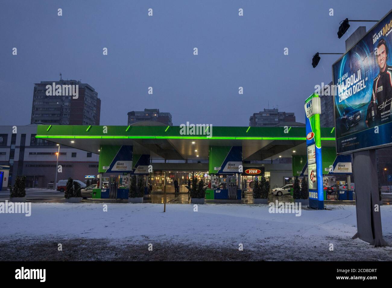 BELGRADE, SERBIE - 6 janvier 2019 : Logo de l'OMV sur l'une de ses stations de Belgrade. L'OMV est une société pétrolière et gazière répandre tous les accros Banque D'Images