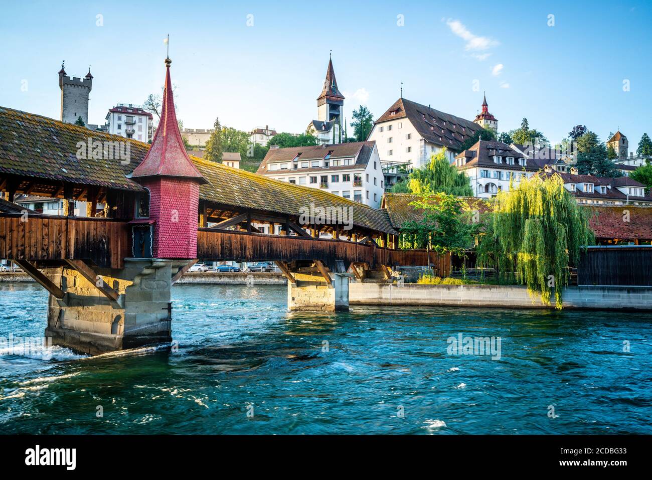 Vue panoramique sur le pont de Spreuer ou la passerelle couverte de  Spreuerbrücke et Tours de Musegg Wall en arrière-plan à Lucerne Suisse  Photo Stock - Alamy