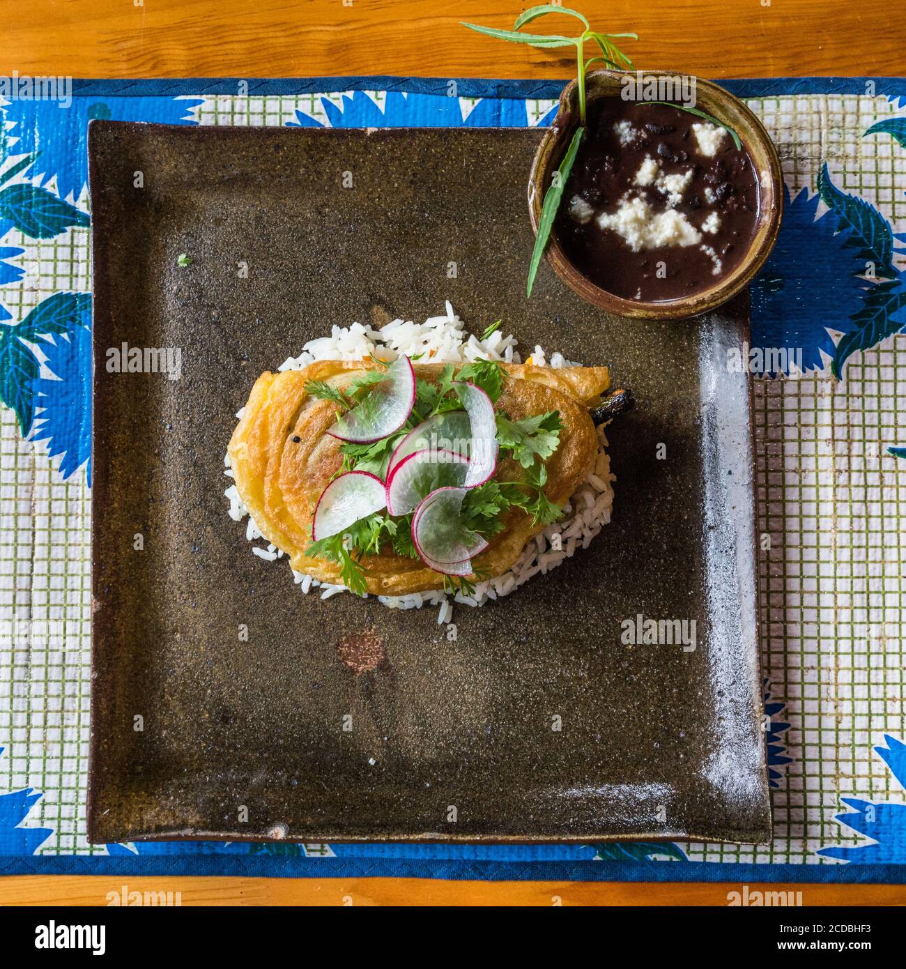 Chili relleno aux haricots noirs avec fromage Oaxacan. Banque D'Images