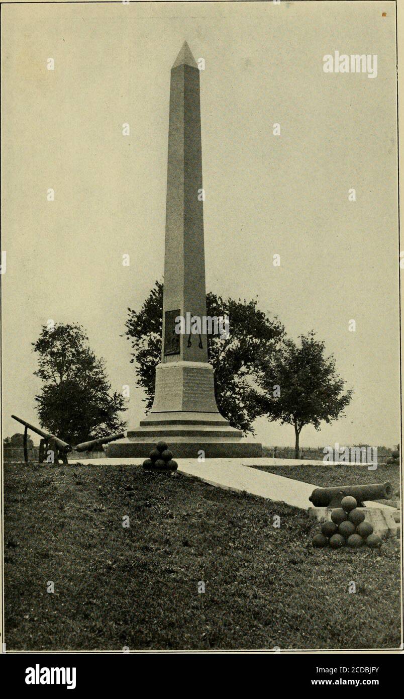 . Livre souvenir du cloître d'Ephrata; . ent; Jacob Konigmacher, secrétaire ^ndtrésorier; Dr. J. F. Mentzer, J. L. Steinmetz, Joseph Zerfass, William Shimp et Dr. B. Rhin Hertz. Le président était un membre achartre de l'association, qui travaillait depuis des années pour le monument, et a maintenant eu le plaisir de le voir dévoilé. Poème de Mme Robinson sur le dévoilement de l'Ephrata Monument: Ici sous le silence de la lune, et sous le soleil de la neath brille glawAt repos les herbes d'été, au repos les hivers neige.profonde hid dans les terres vaste bosom et bercé par la chanson de Robin.lie les hommes qui ont gouté Banque D'Images