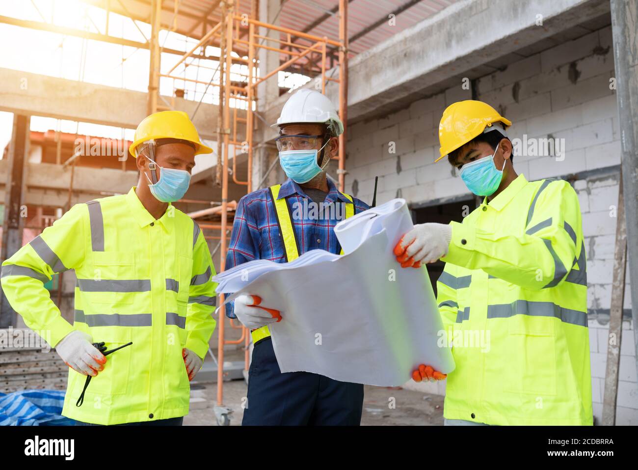 Construction le plan de l'ingénierie et de la lecture des travailleurs dans la construction site Banque D'Images