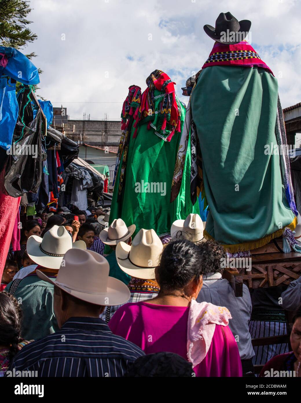 Les hommes mayas portent l'ando ou flottent avec la statue de Maximon, une divinité maya et saint folklorique dans la procession de la Fiesta de Santiago à Santiago ATI Banque D'Images