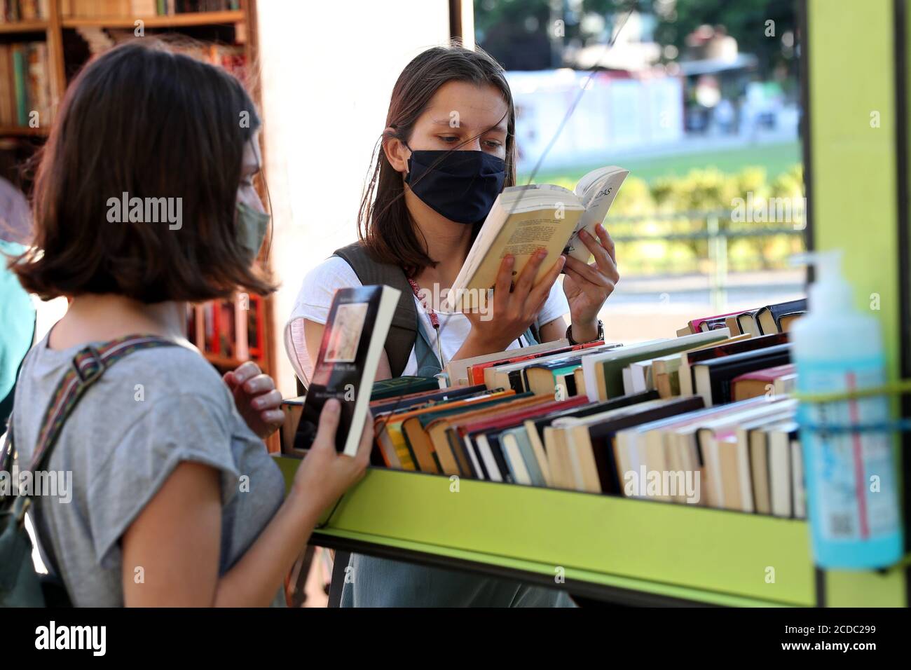 Lisbonne, Portugal. 27 août 2020. Les gens visitent la Foire du livre de Lisbonne 2020 à Lisbonne, Portugal, le 27 août 2020. La 90e édition de la Foire du livre de Lisbonne, initialement prévue pour mai/juin, a débuté le 27 août en raison de la pandémie COVID-19. Crédit: Pedro Fiuza/Xinhua/Alay Live News Banque D'Images