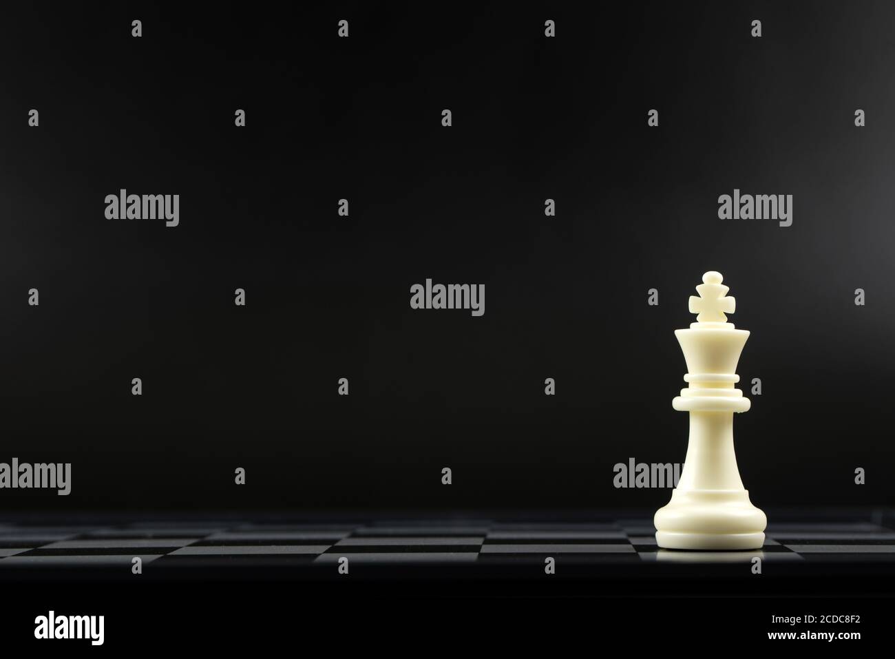 Pièce d'échecs blanche sur pied Banque D'Images