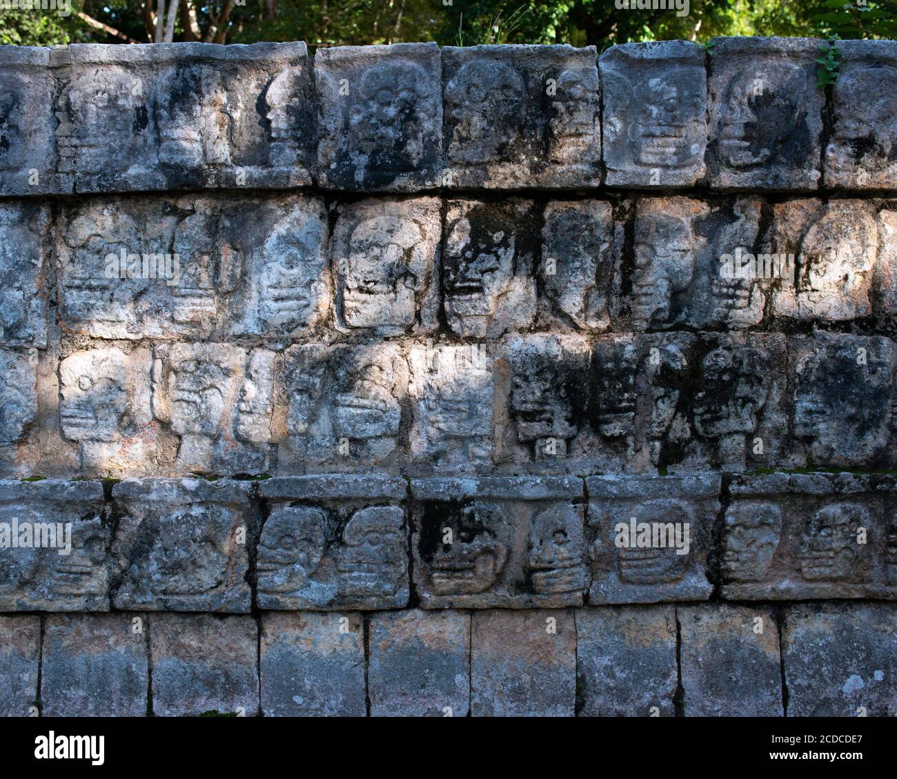 Sculptures anciennes de figures humaines sur le site archéologique Maya de Chichén Itzá, État de Yucatán, Mexique. Banque D'Images
