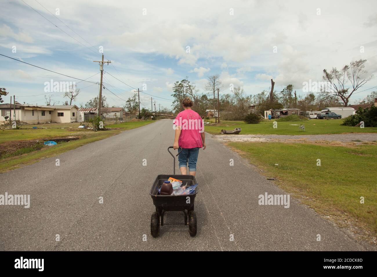 Soufre, Louisiane, États-Unis. 27 août 2020. Sulphur, Louisiane: Août 27 2020, Sandra Ancelet fait des courses de son congélateur à sa voiture, qu'elle a dû stationner à l'entrée de sa subdivision en raison de la baisse des arbres et des lignes électriques, dans l'espoir de les sauver avant qu'ils ne se mettent à mal. Elle a fait un pas dans la tempête dans un hôtel local, et elle fera un barbecue pour les clients. L'ouragan Laura a frappé la frontière entre la Louisiane et le Texas en tant qu'ouragan de catégorie 4, laissant un sillage de destruction sur son chemin. Crédit : Leslie Spurlock/ZUMA Wire/Alay Live News Banque D'Images