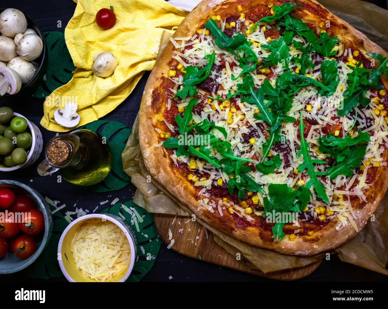 Délicieuse pizza maison fraîchement cuite plat avec des ingrédients colorés sur la table Banque D'Images