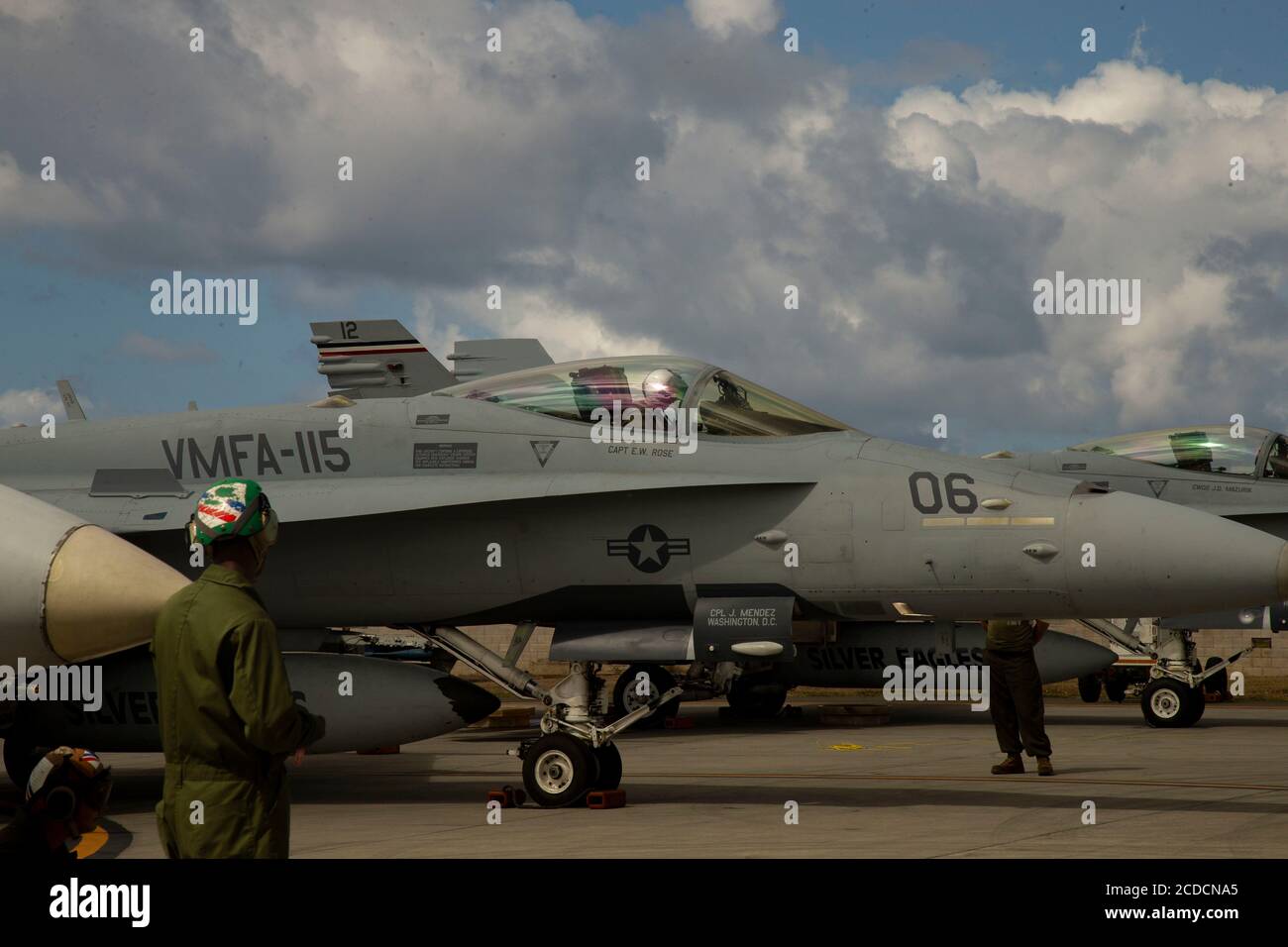 Les Marines des États-Unis avec le Marine Fighter Attack Squadron 115 préparent un F/A-18 Hornet pour un vol à bord de la Marine corps Air Station Kaneohe Bay, Marine corps base Hawaii, le 25 août 2020. La VMFA-115 est actuellement en visite au MCBH et elle est assistée par les escadrons du Groupe d'aéronefs maritimes 24 pour obtenir leurs qualifications de vol annuelles. (É.-U. Photo du corps marin par lance Cpl. Leuse de Shane) Banque D'Images