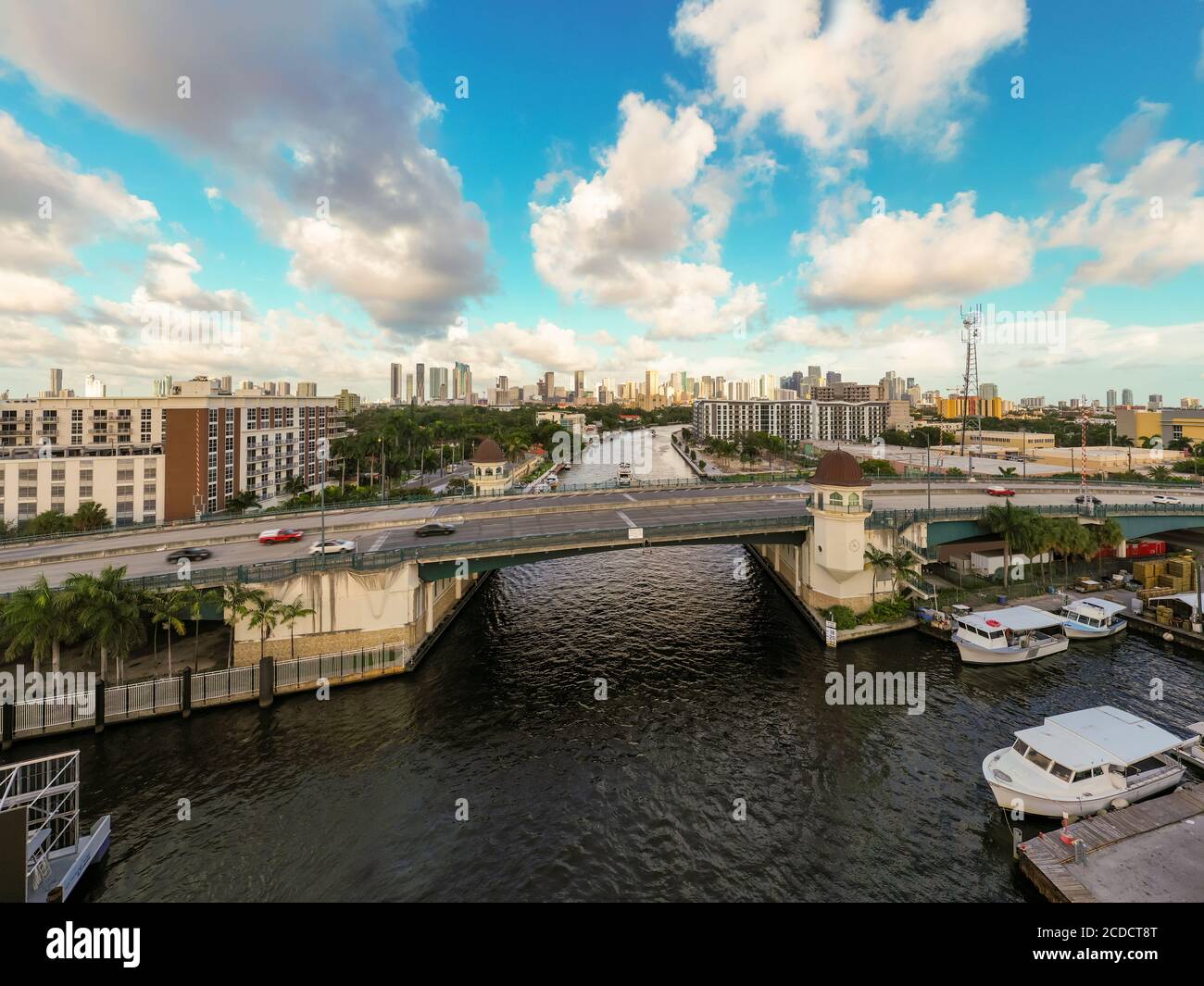 Pont-plan au-dessus de la photo de drone aérien de la rivière Miami Banque D'Images
