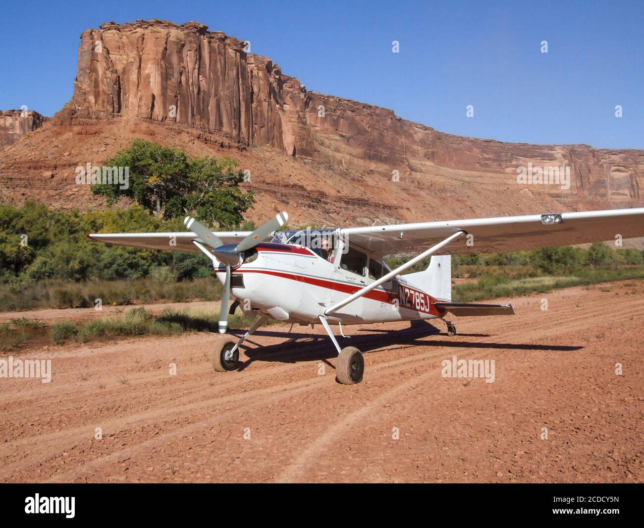 Un Cessna 185 Skywagon de l'Utah Backcountry Pilots Association sur la piste d'atterrissage à fond minéral dans le canyon de Labyrinth, près de Moab, Utah. Banque D'Images