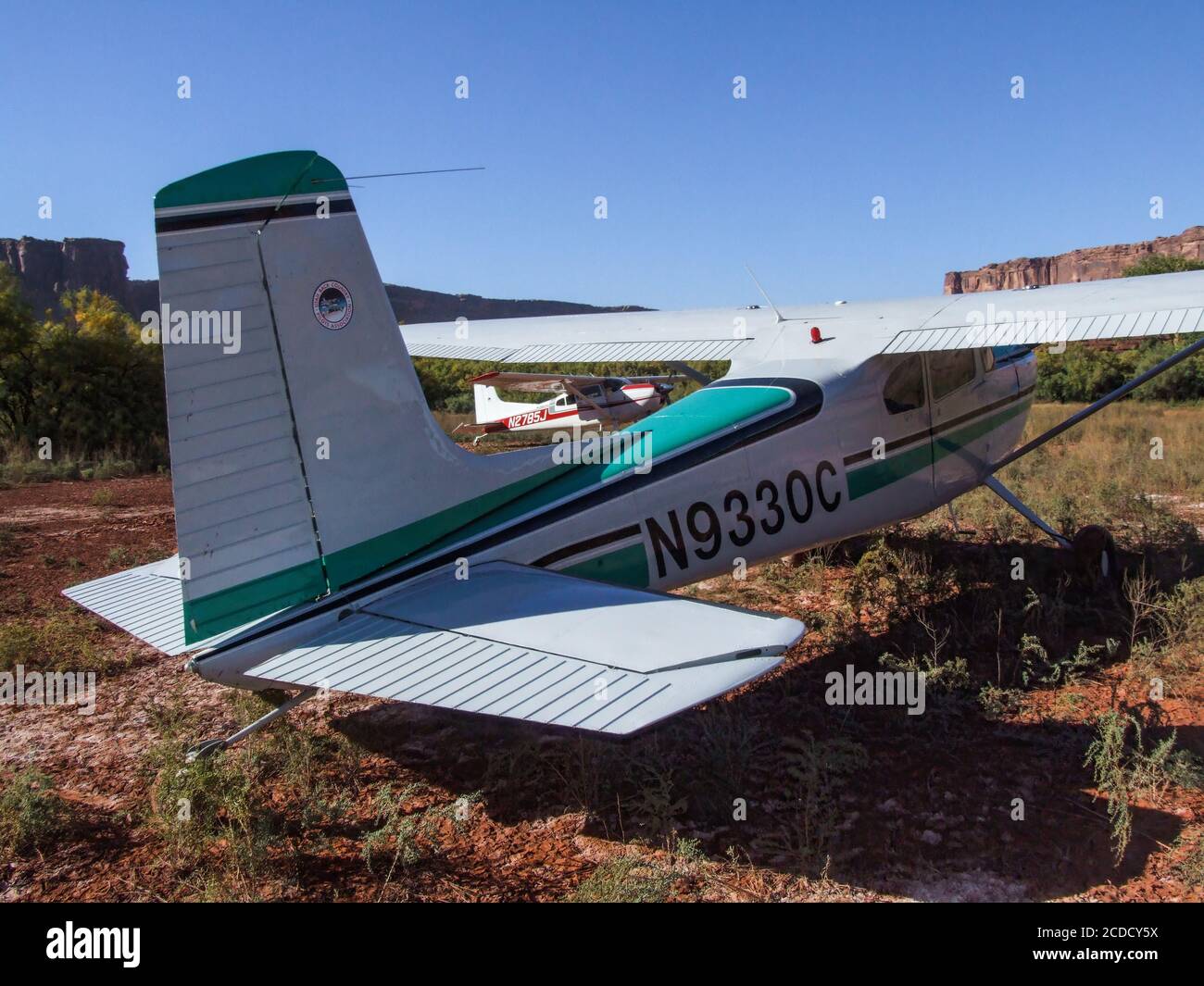 Deux Cessna 185 Skywagons de l'Utah Backcountry Pilots Association garés sur la piste d'atterrissage à fond minéral dans le canyon de Labyrinth, près de Moab, dans l'Utah. Banque D'Images