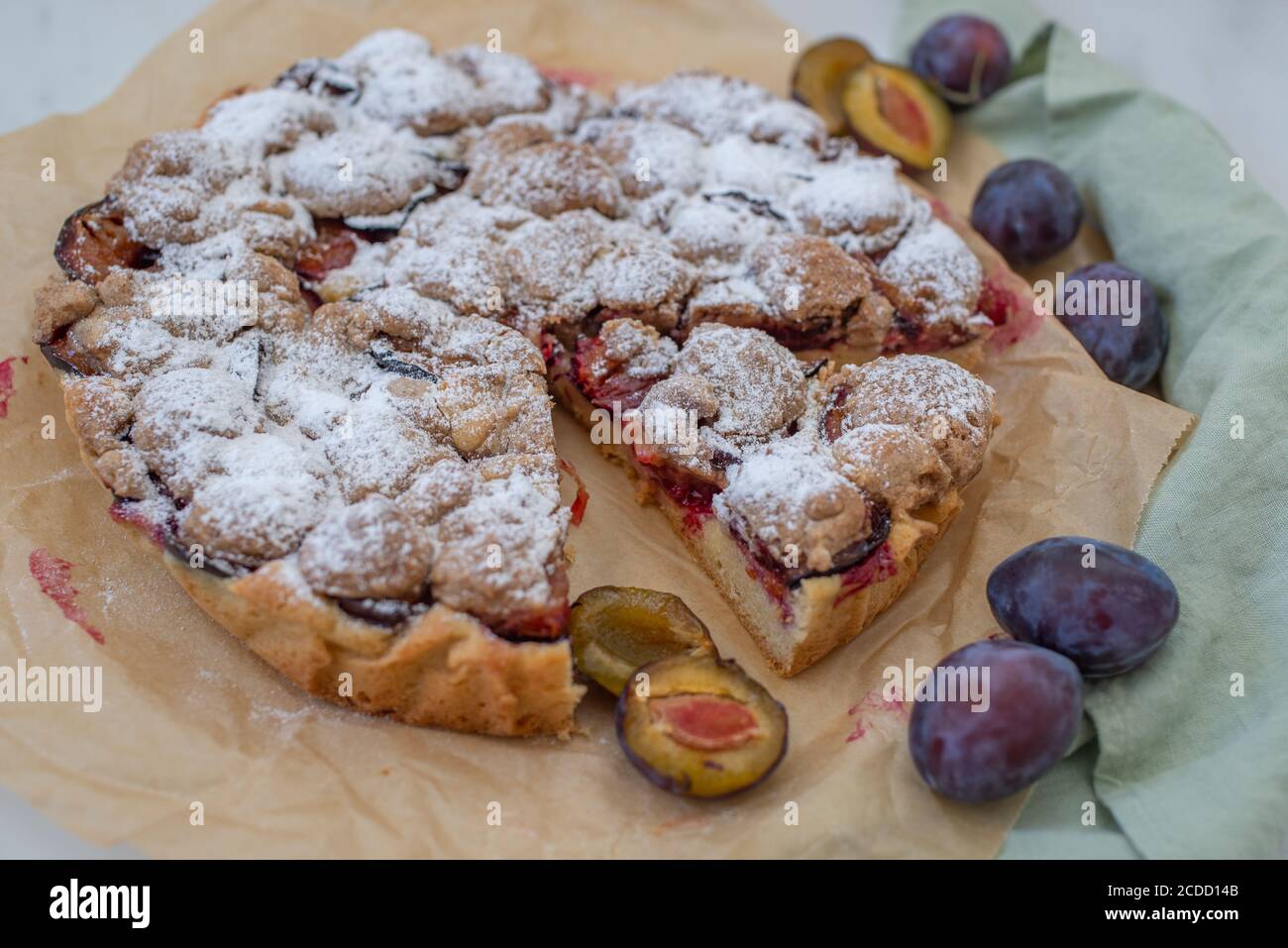 tarte aux amandes de vanille maison avec prunes et crumble Banque D'Images