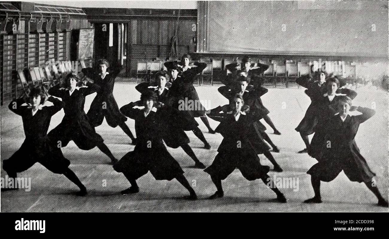 . Le blaireau . 1916 Rebecca Peterson, capt.lillie spieringDorothy BellevilleHelen HanerBernice StegartMargaret WhiteheadLaura MeyerBeatrice BakerJennie Talbot 1917 Marguerite Davis, Capt.Inez NollMary McNultyLouise PattersonEthel MygrantGladys BuchEdith WengelClara BlaulartonClara Ethellarine Ethelinthellardy Helen Robingelindellardy Robindellardy Helen Robindellarwon Margaret Robindellarwon 1918 Margaret Robindellardy Robindellarwon Margaret Rogney, Margaret Robindellarwon 1916 Adelaide RobindellarteRay Robindellardy Robindel GAMESSophomores versus Juniors Date gagnée par Score février 26 sophomores 28 au 27 mars 13 Juniors Banque D'Images