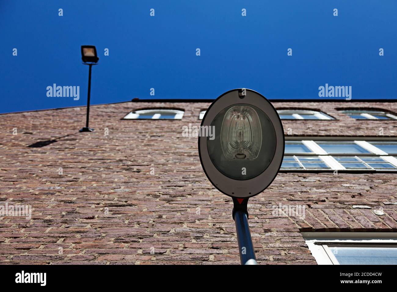 éclairage de façade sur une ancienne maison en brique avec ciel bleu Banque D'Images