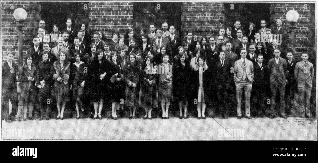 . La Rotunda . un petit coeur coupé hors du papier ofred par de petits doigts de bébé. Un soupir a échappé au vieil homme et a héraisé une main ronlée pour brosser les larmes chaudes. Souvenirs—oui, mes-ories tous—des jours d'il y a longtemps.maintenant, cette joie n'était pas pour lui. Personne ne penserait qu'il s'occupait d'un cœur de papier rouge abright. Personne ne savait que l'esprit de Saint-Valentinela fortement en lui aujourd'hui comme dans l'enfant à poil doré à son genou de Moth-ers beaucoup, il y a de nombreuses années. Le vieil homme regarda vers le bas. Une main chaude a été glissée dans son et une voix d'ex-cité disant, Grandpa, juste regarder les jolies Valentines, et à morrow est Val Banque D'Images