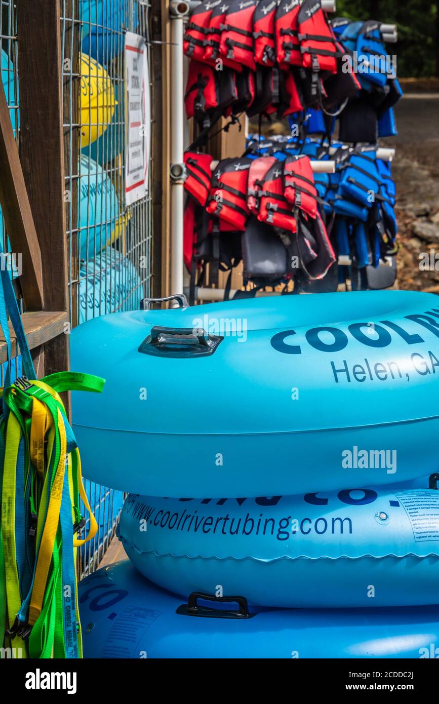 Équipement de tubing sur la rivière Helen, en Géorgie, tubing sur la rivière Chattahoochee dans les montagnes de la Géorgie du Nord. (ÉTATS-UNIS) Banque D'Images