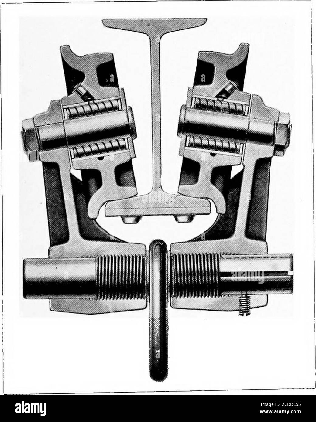 . Cyclopedia de manutention; un livre de référence qui couvre les définitions, les descriptions, les illustrations et les méthodes d'utilisation des machines de manutention utilisées dans l'industrie . conception. Les roulements à rouleaux Hyatt sont des pièces essentielles de l'équipement de manutention par-dessus la tête si les économies réelles de puissance, de lubrifiant et d'entretien doivent être fixées. En réduisant la friction et en réduisant ainsi la puissance nécessaire au fonctionnement, en fonctionnant pendant de longues périodes sans lubrifiant supplémentaire et en se tenant debout sous les conditions de service les plus difficiles pendant des années sans usure par points d'accès, les roulements à rouleaux Hyatt font des grues et des chariots Banque D'Images