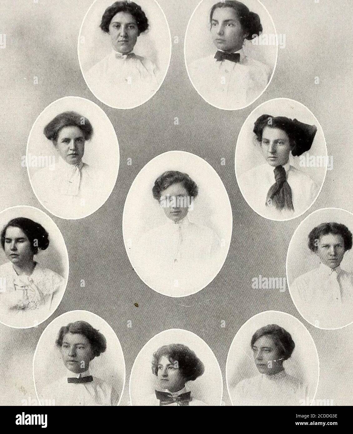 . Tatler . D. B. Johnsonfondateur et seul président de Winthrop. I STAFF Annie Hughes rédactrice en chef Lillian Stem 1 , . y, ,. ,,  Elizabeth du Bose f •• éditeurs littéraires, 12 mai Pyatt Junior Class Editor lois Dukes sophomore Class Editor Ruth Berry Freshman Class Editor Alice Hill Special Class Editor Lena Williams Class Poet Kate Henderson Class Historian Esther Royall Class Prophète Edwina McCullough j lois Crouch - .Associate Art Editors Hattie Palmer J 16 Banque D'Images