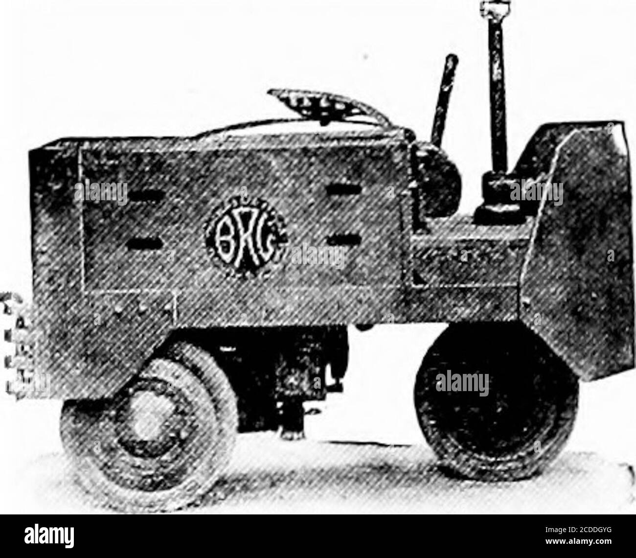 . Cyclopedia de manutention; un livre de référence couvrant les définitions, les descriptions, les illustrations et les méthodes d'utilisation des machines de manutention utilisées dans l'industrie. i M.P.H. andit tracent une charge de 7J^ tonnes TOI. Le tracteur à quatre roues dispose d'une traction nominale de la barre d'attelage de400 livres et d'une traction de la barre d'attelage de départ de 2,000 à 3 000 livres. Il est équipé de deux ou quatre roues motrices et de quatre roues directrices. La vitesse peut être comprise entre 2 et 6 MP H. et transportera de 10 à 20 tonnes. Le tracteur à quatre roues est également pêché dans le locomoteur avec des roues à bridpour les chemins de fer industriels. Dans tous les modèles laBak Banque D'Images