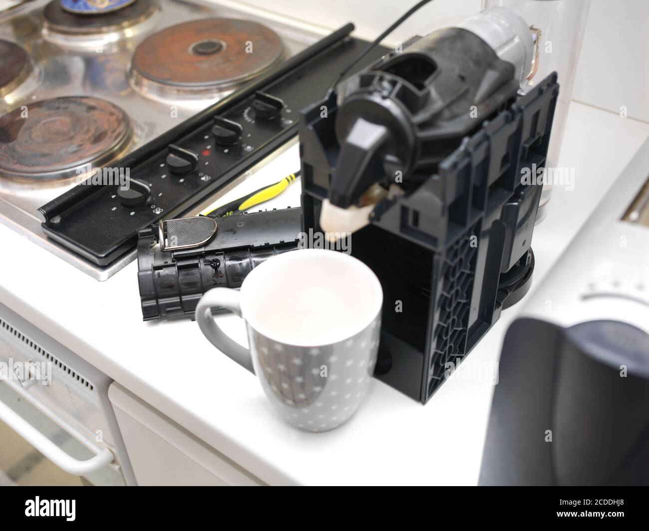 Pièces de la machine à café démontée sur une table de cuisine Banque D'Images