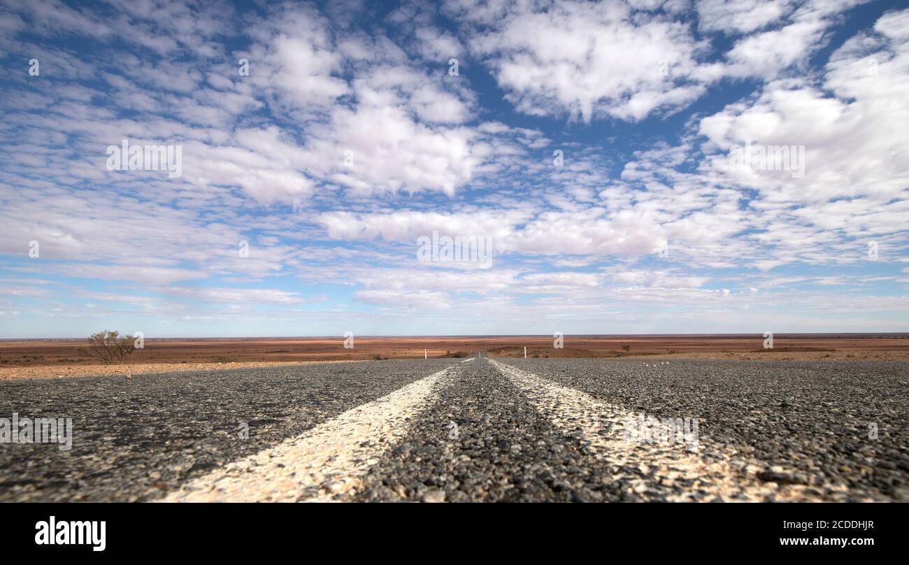 La route à suivre. Une autoroute australienne vide de l'Outback. Banque D'Images