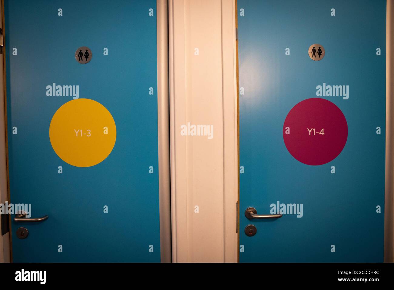 Les cabines de toilette pour chaque forme afin de limiter la transmission, alors que l'école primaire Charles Dickens de Londres se prépare à accueillir les élèves en toute sécurité. Banque D'Images