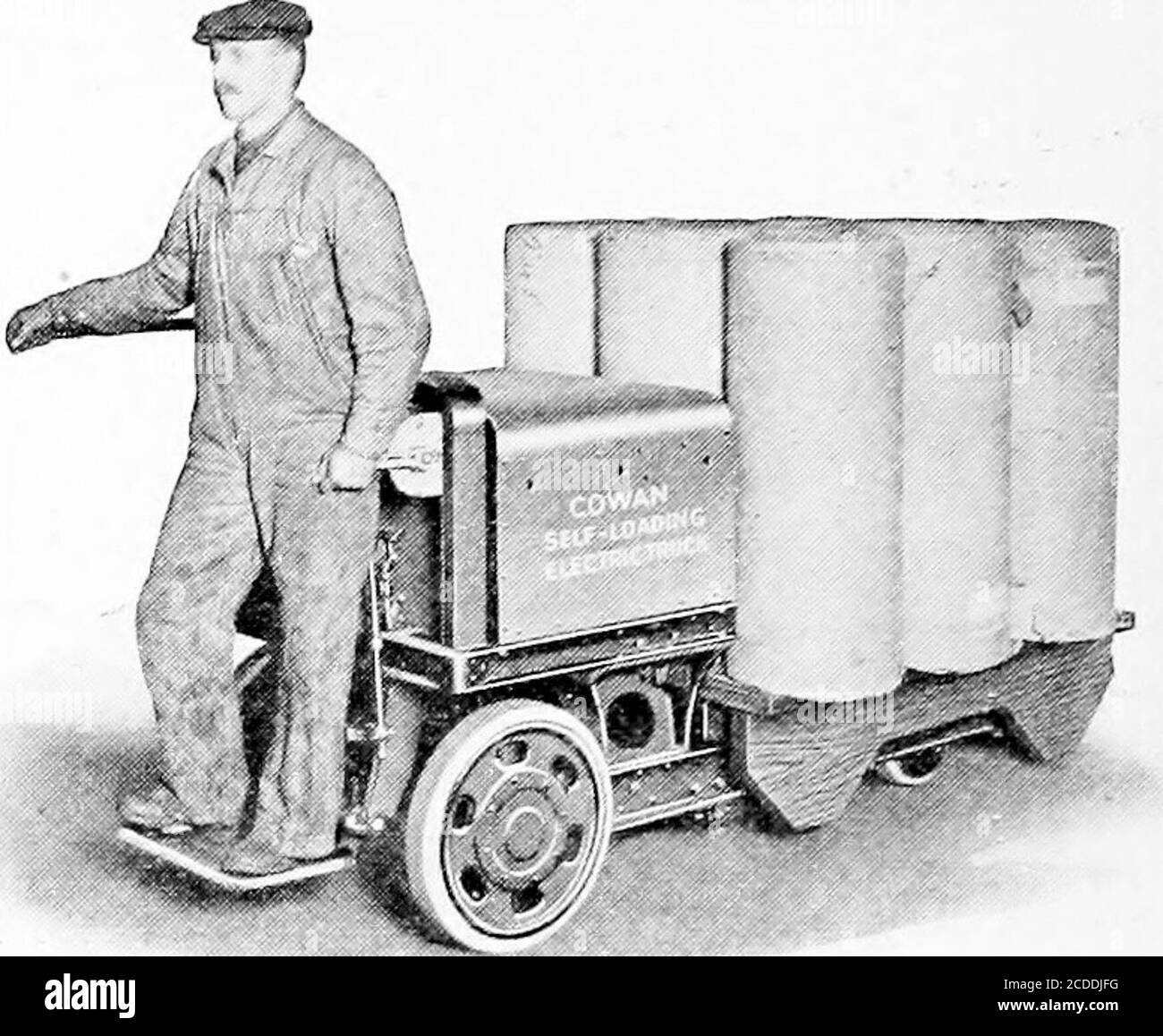 . Cyclopedia de manutention; un livre de référence qui couvre les définitions, les descriptions, les illustrations et les méthodes d'utilisation des machines de manutention utilisées dans l'industrie . uction des mécanismes électriques i , „ , „„= de levage de camion. Il est actionné par un moteur bobiné en série à usage intensif indépendant avec réduction de l'engrenage à vis sans fin. La plate-forme s'élève verticalement avec une hauteur maximale de 4 pouces^. Le chariot, équipé d'une batterie de pleine capacité, ele-vate une charge de S,000 livres en cinq secondes et avec une charge en trois secondes. Le temps d'abaissement complet est de trois secondes. Cette vitesse de chargement et de déchargement est importante Banque D'Images