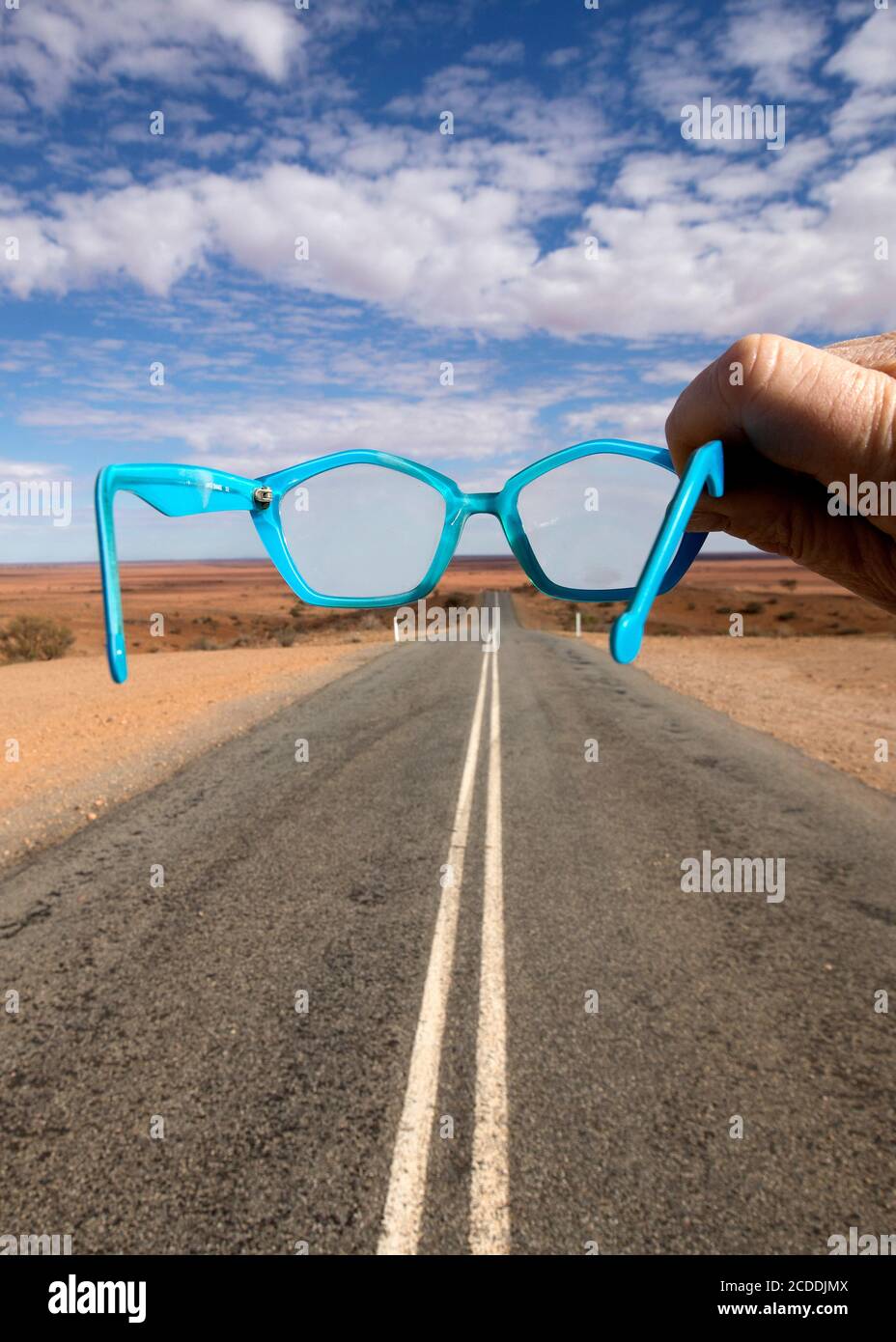 Vue à travers des lunettes sur une autoroute australienne de l'Outback. Banque D'Images