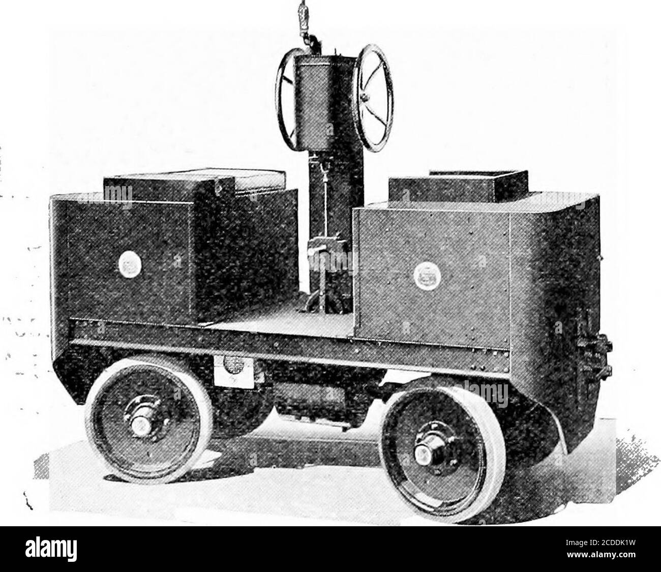 . Cyclopedia de manutention; un livre de référence qui couvre les définitions, les descriptions, les illustrations et les méthodes d'utilisation des machines de manutention utilisées dans l'industrie . 42 levage 60 levage 76 levage 96 levage DE LA LAKEWOOD ENGINEERING CO., CLEVELAND, U. S. A. pour les bureaux de district Voir page 725. Dans LAKEWOOD STOCKAGE BATTERIE TRACTEUR quatre roues motrices et de direction tracteur à modèle après la LO-locomotive électrique, la tractorque Lakewood n'a pas avant ou arrière. Chaque extrémité est dotée d'un pare-chocs lourd et d'un attelage I , , „,i et tire ou pousse dans les deux sens avec une puissance et une vitesse égales. Il active un rayon de 61 po, ce qui permet de créer Banque D'Images