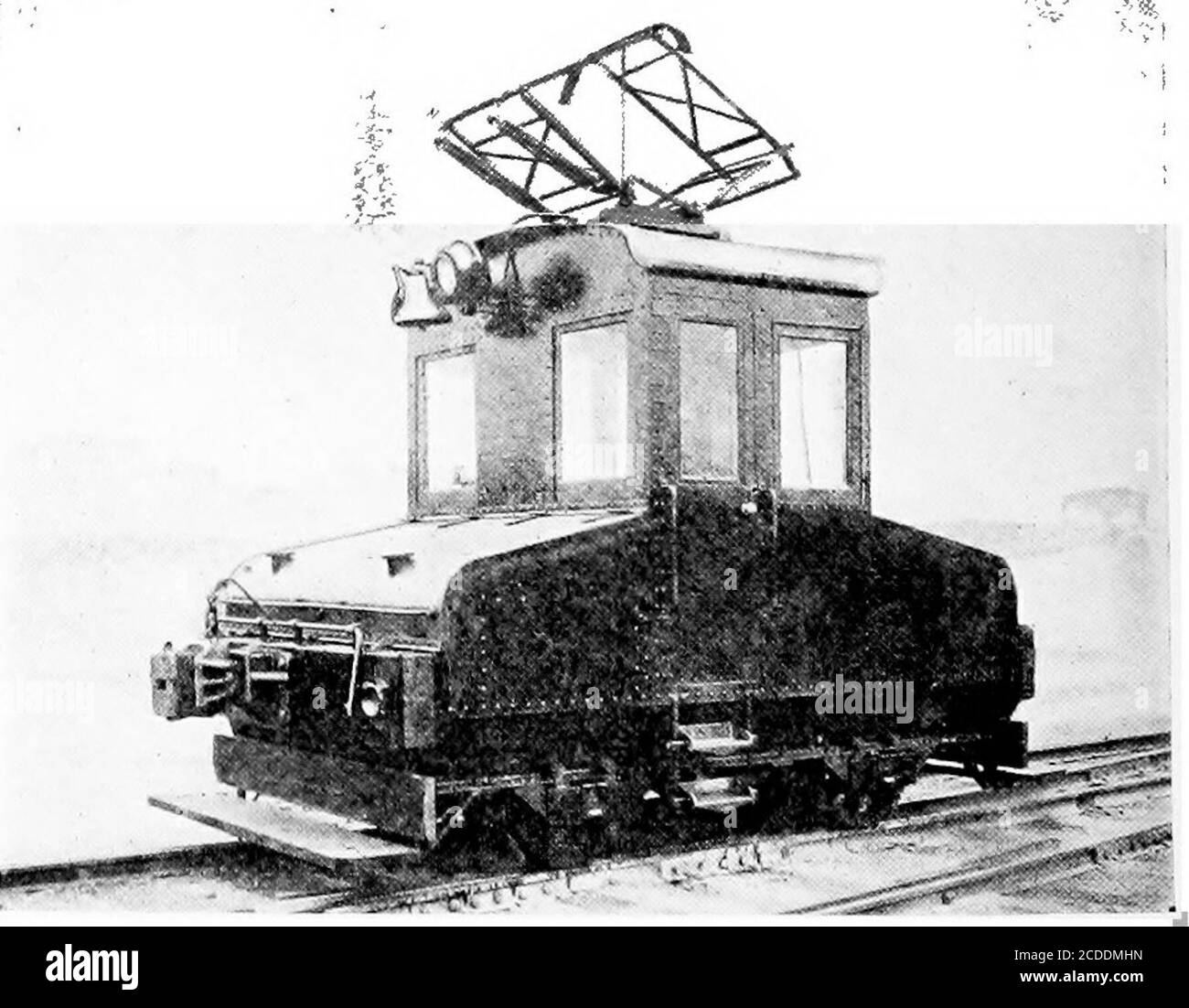 . Cyclopedia de manutention; un livre de référence qui couvre les définitions, les descriptions, les illustrations et les méthodes d'utilisation des machines de manutention utilisées dans l'industrie . Service de commutation Locomotivein de batterie de stockage de camion double de 30 tonnes à l'usine de construction navale. Poids—30 tonnes. Jauge—561/^. Centres de camions—180. Empattement rigide—76. Diamètre de roue—30. Largeur hors tout—122. Hauteur au-dessus du pavillon de cabine—126. Coupleurs—engrenage à ressort à queue longue standard MCB. Freins—pneumatique droit avec auxiliaire à main.ponceuses—à double extrémité à commande pneumatique. Boîtes de journal^-MCB 334 par 7 Journal. Chariots—barre de sécurité. Forme plaquée—seuil profilé en acier Banque D'Images