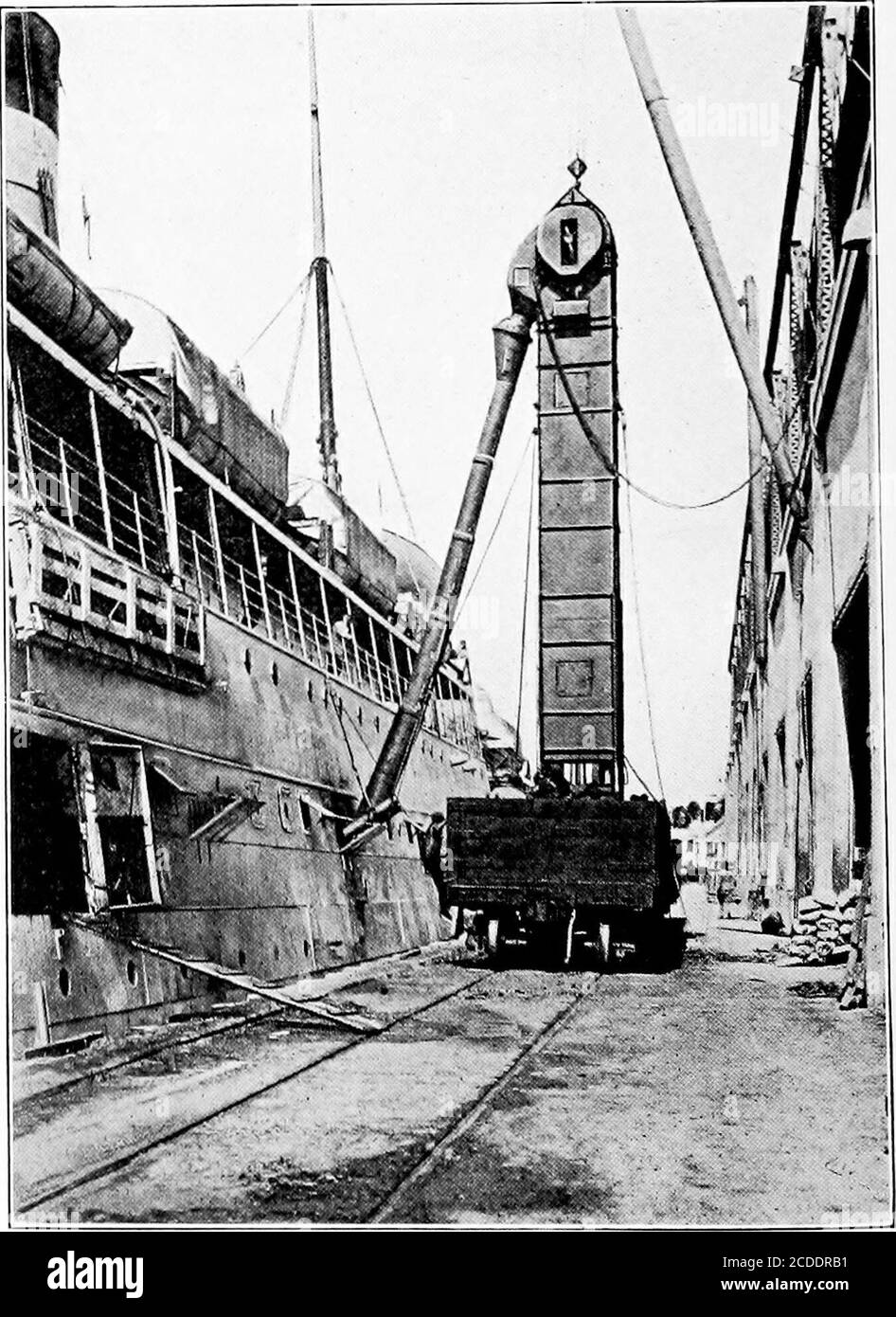 . Cyclopedia de manutention; un livre de référence qui couvre les définitions, les descriptions, les illustrations et les méthodes d'utilisation des machines de manutention utilisées dans l'industrie . La décharge se fait par des goujures télescopiques le point de décharge est réglable M 1 j ^^^K^K^ f ^^^l :^^^^^^^HB ;/«MR ~iS3SKSmwmimSssssssSK^^K^BMP^k. Chalutage direct de la barge de déchargement au camion de l'équipement de voiture POUR LE COALING DES NAVIRES À VAPEUR ET LE CHARGEMENT DU CHARBON AUX NAVIRES 677 ces machines sont montées sur des cadres en acier équipés d'un anneau ou d'un étrier au sommet, de sorte qu'elles peuvent être movedby un derrick ou une grue. Là où les godets parcourriermi Banque D'Images