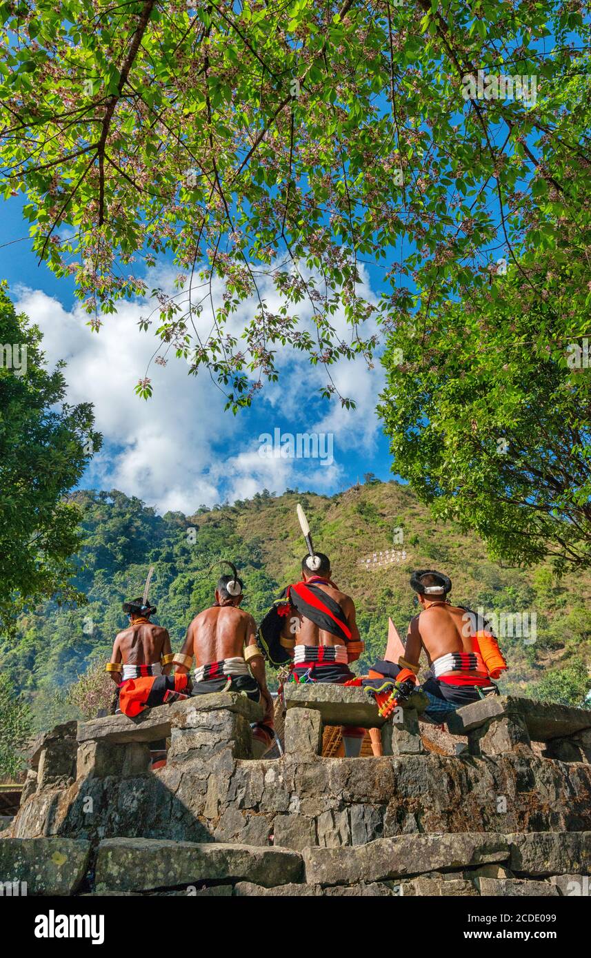2 décembre 2016, festival Hornbill, Nagaland, Inde Tribals Naga en robe traditionnelle prenant le petit déjeuner du matin Banque D'Images