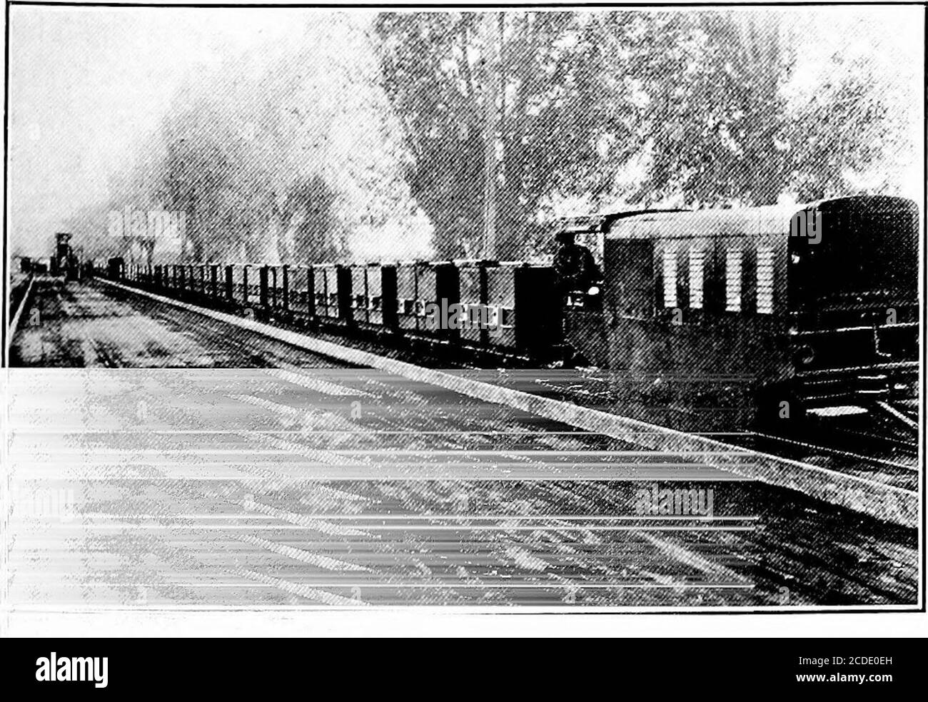. Cyclopedia de manutention; un livre de référence qui couvre les définitions, les descriptions, les illustrations et les méthodes d'utilisation des machines de manutention utilisées dans l'industrie . Extraction de charbon exploitation de charbon. i ^ J - 11 ^^^x.,-^^---^^-^^^^««««* m^ /?^«H^^^^^^^^^^^^P^^HR^^^^^^^^ |fe^ »<«? h^-* -,--- •„? -r-a. r Construction routière Commutation applications typiques des locomotives à essence 626 LES locomotives DE TRANSPORT FERROVIAIRE INDUSTRIEL peuvent être équipées de freins à main ou de freins assistés à vapeur, à vide ou à air. Lorsqu'ils sont utilisépour transporter des voitures lourdes ou des trains longs pour l'exploitation forestière, la construction ou d'autres travaux, ils doivent être équip Banque D'Images