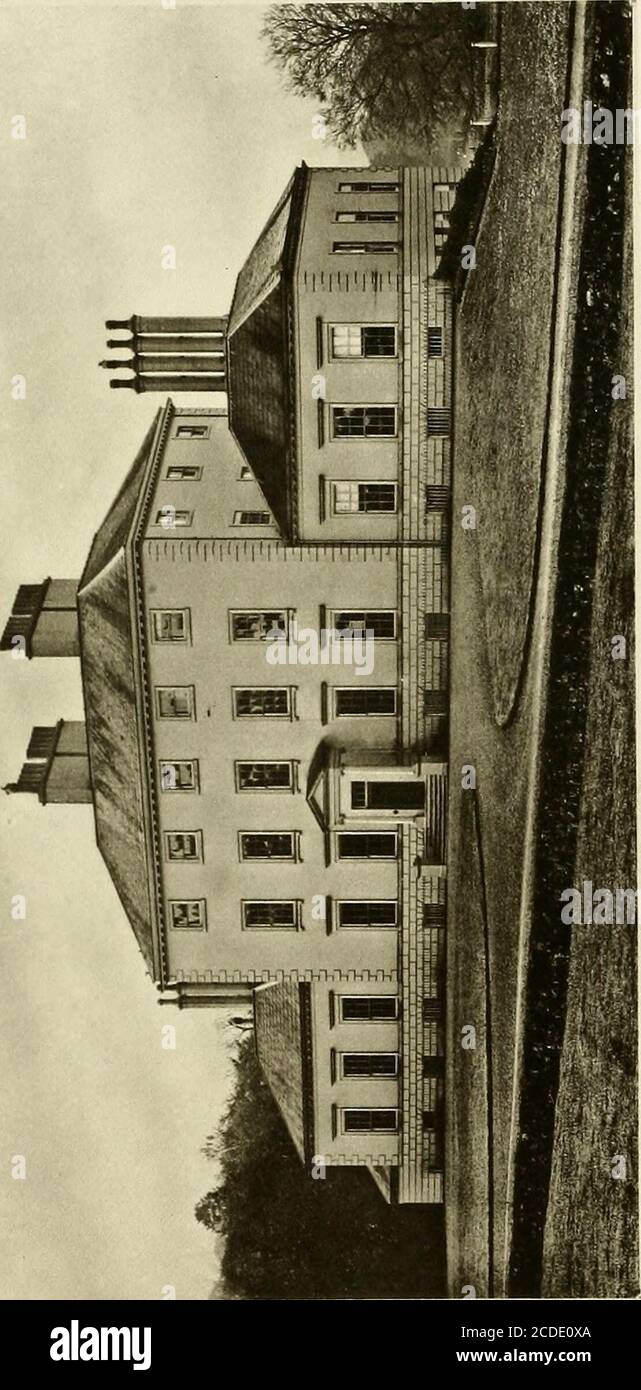 . Les Bairds de Gartsherrie. Quelques avis de leur origine et de leur histoire . n, en juillet 1851, Charlotte, fille du capitaine Henry Acton, des 12th Boyal Lankers, est descendue de Sir Edward Acton, de Aldenham Hall, Shrop- 116 LES BAIRODS DE GARTSHERRIE. shire, qui a été créé un Baronet en 1643. Mme Baird sur-vived son mari environ dix ans. M. Baird, ayant le diédintat, a été remplacé par ses filles jumelles comme co-coiffeuses. Jane Isabella, l'aînée, mariée, le 20 juillet 1869, FrederickErnest Villiers, deuxième fils du regretté évêque de Durham, neveu de Lord Clarendon, et a la question, deux fils Banque D'Images