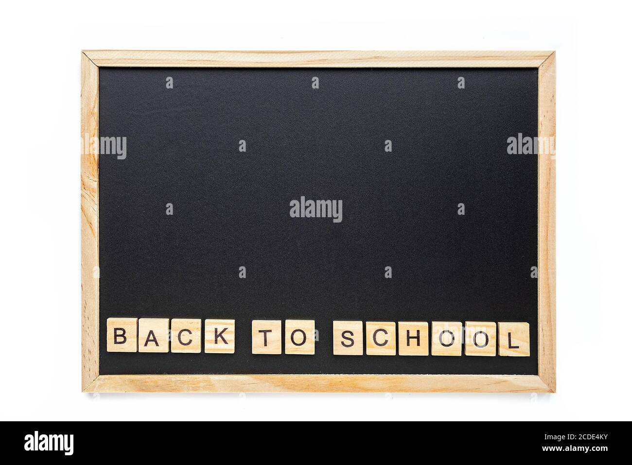 Retour à l'école mots lettrage sur le tableau noir de l'école. Éducation, concept de rentrée, vue de dessus, plat. Copier l'espace. Banque D'Images