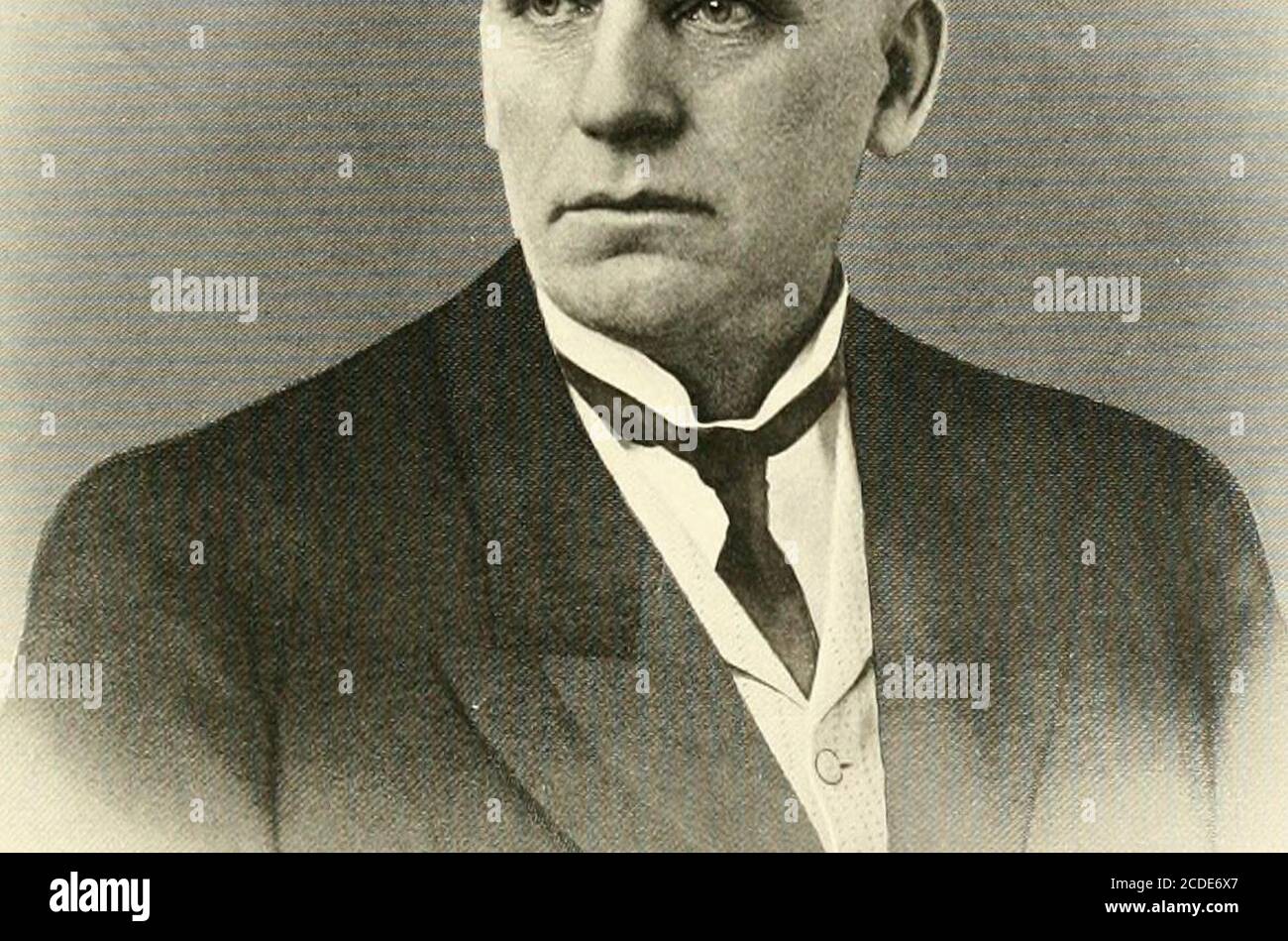 . Passé et présent du comté de Montgomery, Illinois . de-fend* r des droits publics, le champion du Free-dom, réglementé par la loi, et le cabinet de soutien du bon gouvernement. Aucune préférence politique, aucun simple endroit ne peut ajouter au pouvoir ou augmenter l'honneur qui appartient à la loi luée. Le juge Lane est un qui a été honoredby et est un honneur à la fraternité légale du comté de Montgomery, lie se tient au jour le promi-nent parmi les membres principaux de la barre tin1 de cette partie de l'état, une position à laquelle ha- atteint grâce à la capacité marquée. Originaire de Cleveland, Ohio, il était bornon le 27 mars, Banque D'Images