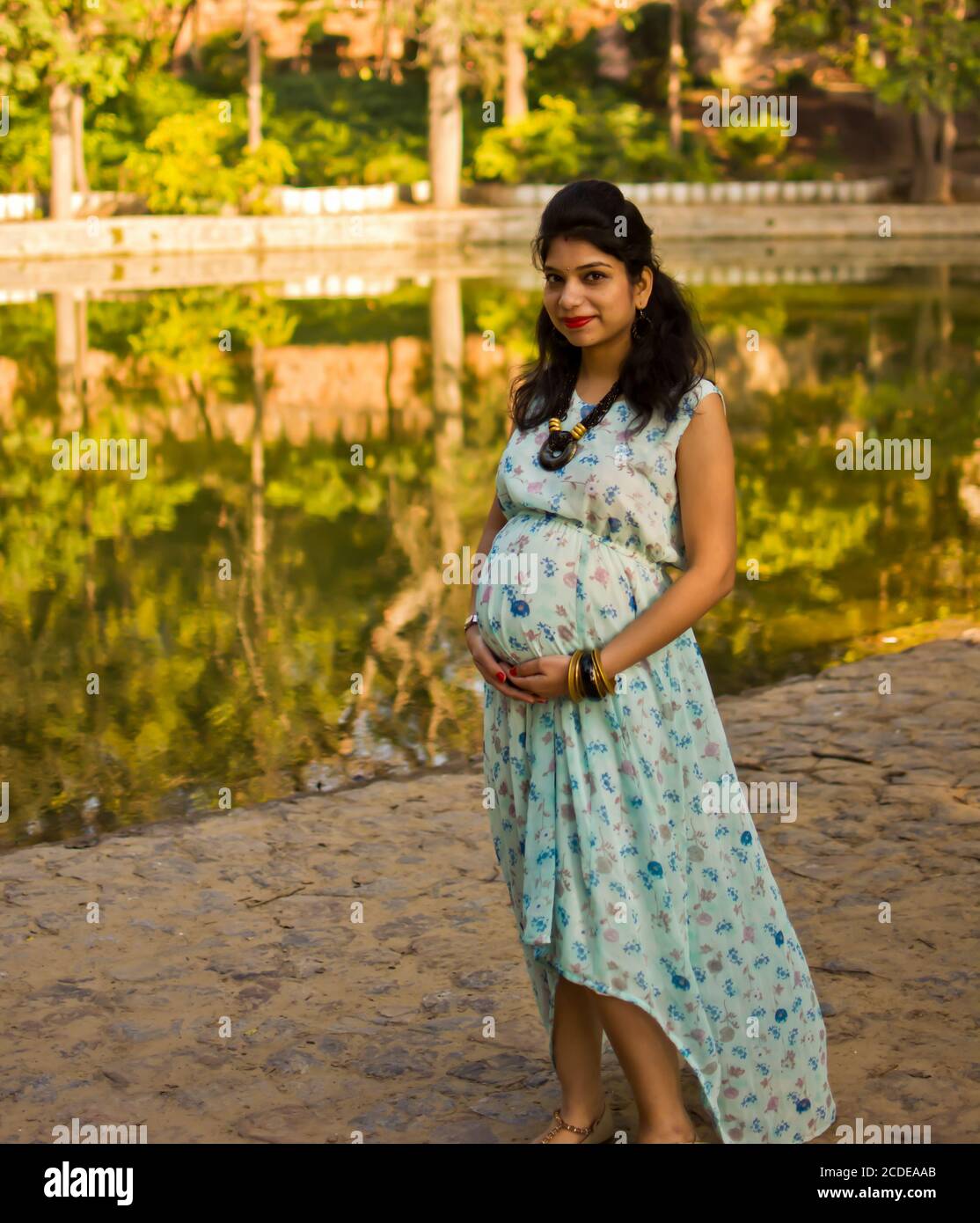 New Delhi Inde – Mars 13 2020 : pose de maternité pour accueillir le nouveau-né dans Lodhi Road à Delhi Inde, séance photo de maternité réalisée par les parents Banque D'Images