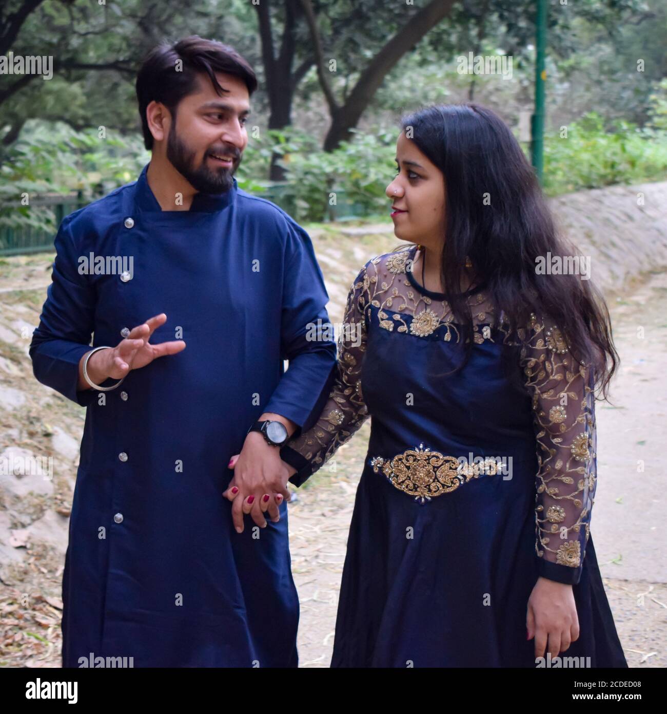 New Delhi Inde – novembre 25 2019 : UN couple pose pour le tournage avant mariage à l'intérieur de Lodhi Garden Delhi, un monument touristique populaire à New Delhi Inde, pour Banque D'Images