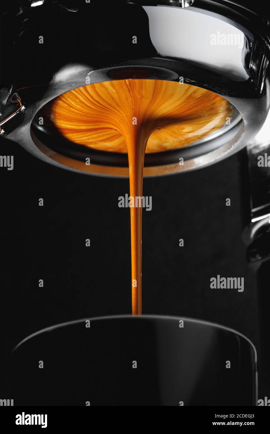 Espresso préparé à partir d'une machine à espresso Banque D'Images