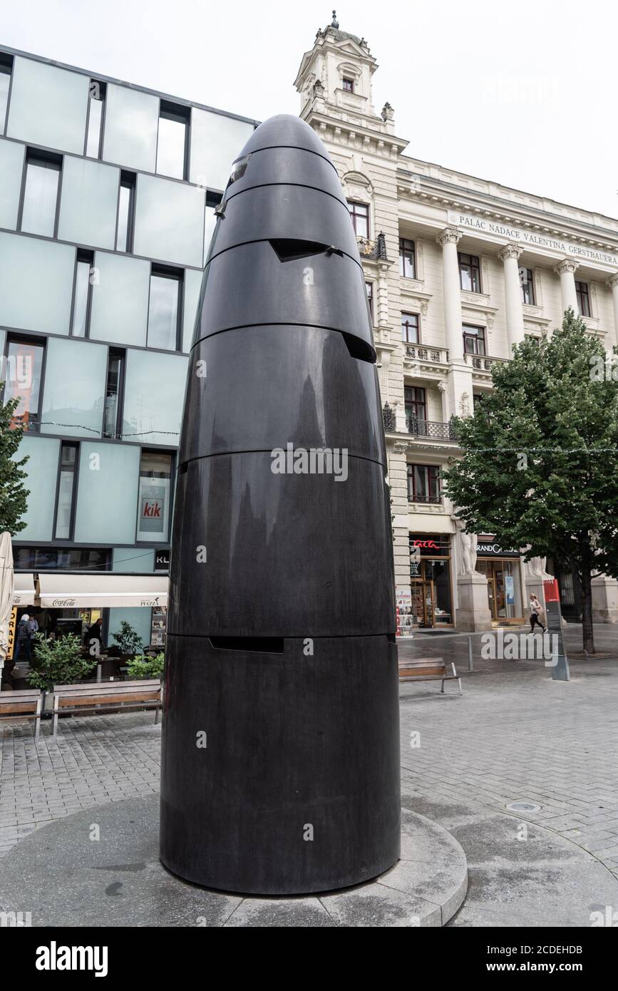 BRNO, RÉPUBLIQUE TCHÈQUE - 19 JUIN 2020: Bizarre horloge astronomique noire. L'art moderne dans le centre-ville, Brno, République tchèque. Banque D'Images