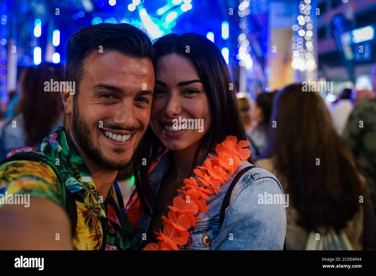 Petit ami et petite amie à la première date. Couple heureux d'amoureux au début de l'histoire d'amour . Homme et jeune femme s'amusant à la fête . Drôle et lo Banque D'Images