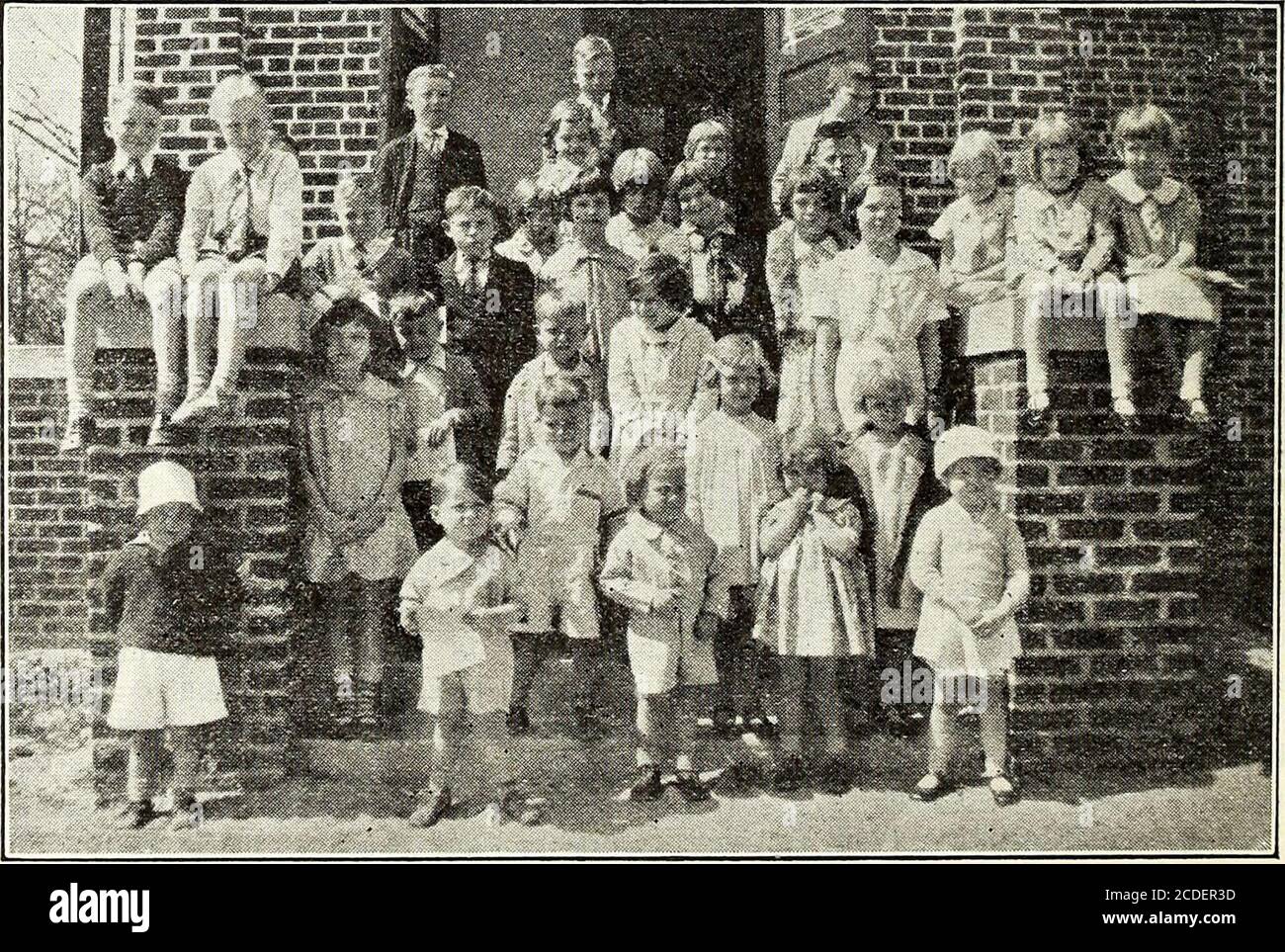 . Caroline du Nord défenseur chrétien [série] . Ake des bonnes choses offertes alors mais ne pouvait pas aller. Bien qu'il ait été un privilège, très convoité, d'avoir étudié dans notre chère Mme Steelesclass à Junaluska, soyons reconnaissants que nous puissions apprendre à la maison, si nous le désirons de nouveau, et utiliser tous les moyens à notre disposition pour nous rendre précieux dans nos cours d'étude, soit comme enseignants ou comme étudiants. Des aides adéquates et des finesuggestions nous sont fournis avec eachbook, avec des aides supplémentaires recommendedans le dossier qui vous a été envoyé la semaine dernière. Letus en profiter, préparez nous-mêmes thorou Banque D'Images