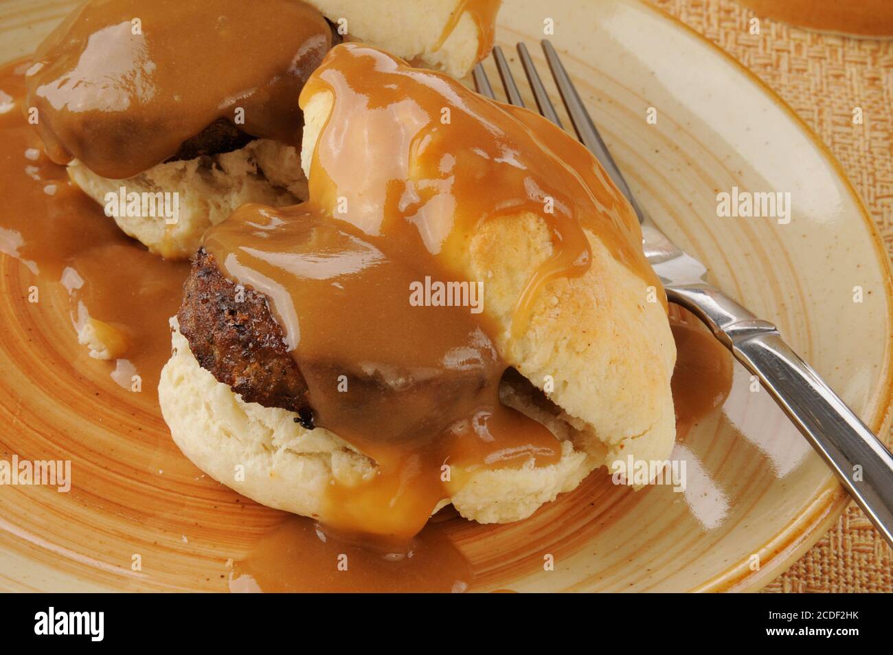 Petits gâteaux avec saucisse et sauce gros plan Banque D'Images