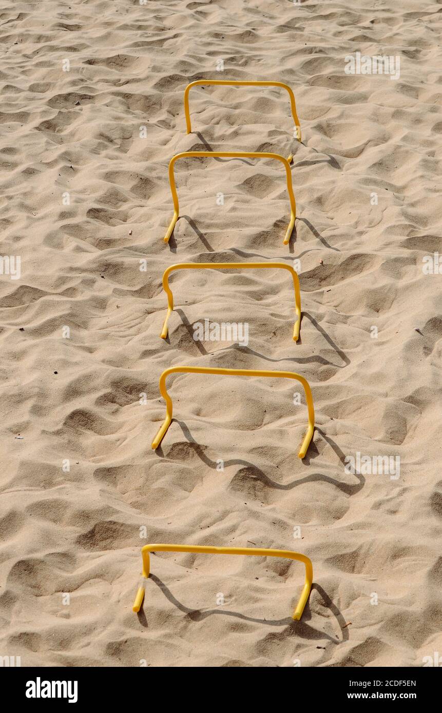 Petits haies de sprint sur la plage de sable avec personne Banque D'Images