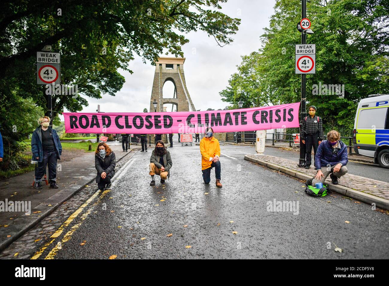 Des militants de la rébellion des extinction bloquent la suspension Clifton à Bristol alors qu'un week-end d'extinction commence à s'éteindre dans tout le pays. Banque D'Images