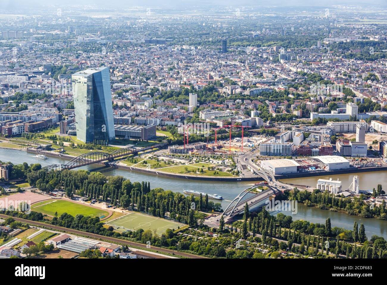 Francfort, Allemagne - 27 mai 2020 : BCE Banque centrale européenne gratte-ciel photo aérienne ville fluviale principale en Allemagne. Banque D'Images
